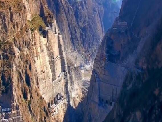 為建烏東德水電站，在峽谷底部挖90米深洞穴，用來干嘛的？