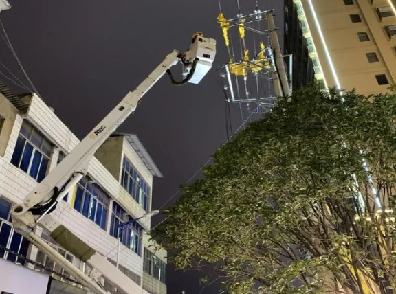 云南電網(wǎng)陸良供電局城區(qū)供電所冬夜搶修，杜絕用電隱患