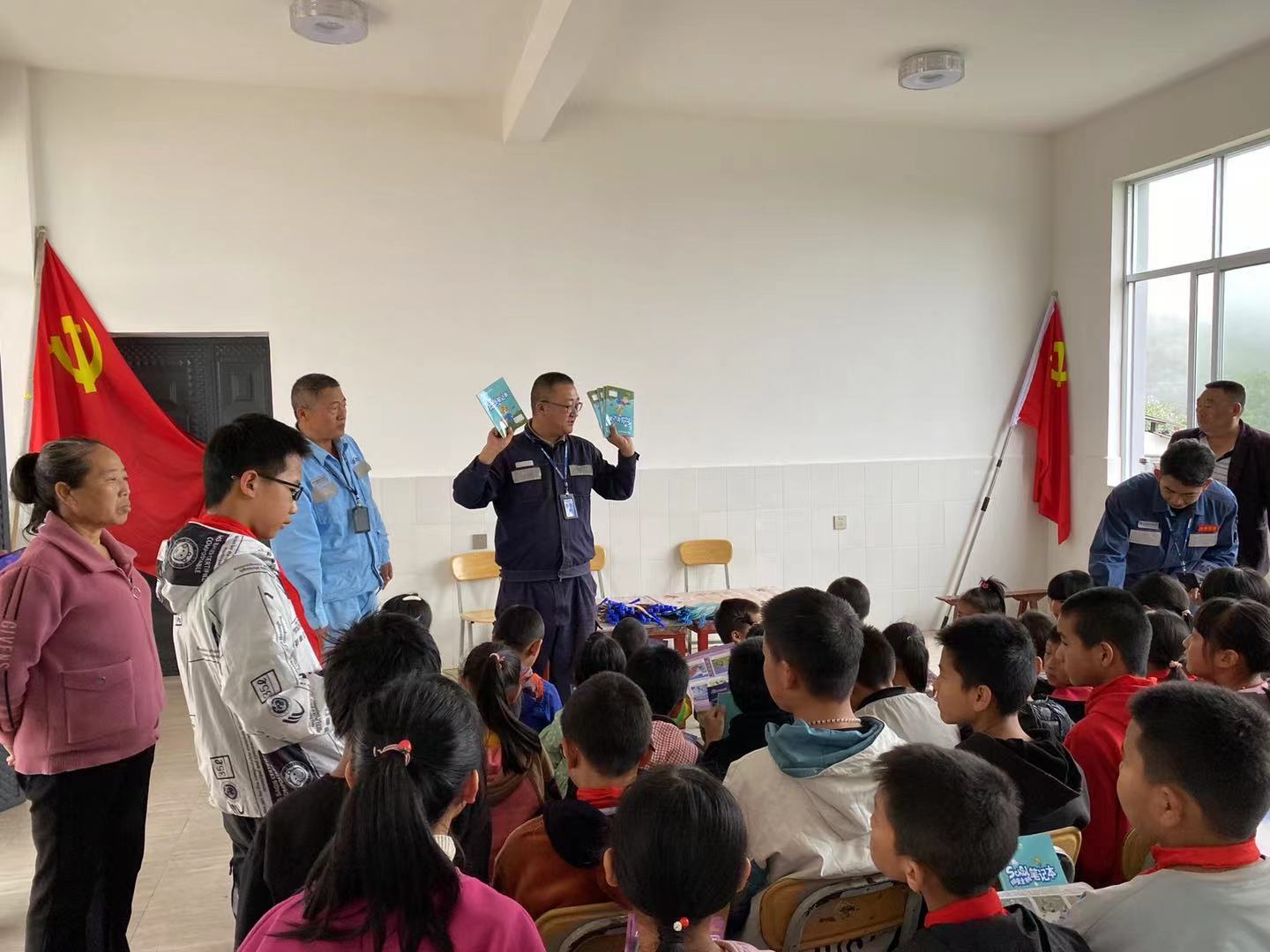 黨團聯(lián)合帶安全宣講進校園，“電”亮未來助成長