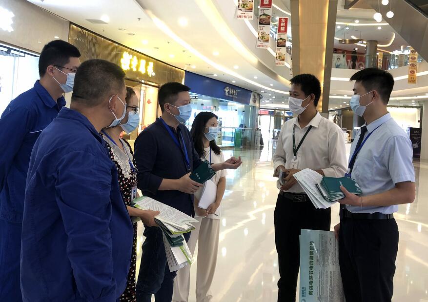 國網南充市高坪供電公司現(xiàn)場宣傳 讓商鋪實實在在享受國家電價紅利