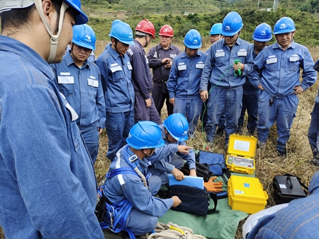 鳳慶供電局開展接地電阻儀、直流試送儀的培訓(xùn)
