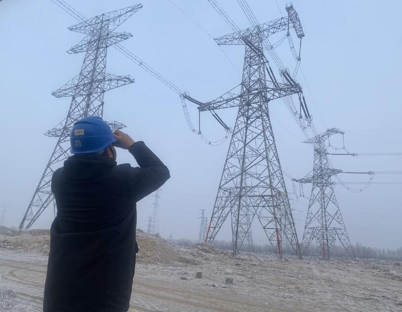 內(nèi)蒙古烏海超高壓供電公司防污除閃，寒冬堅守一線