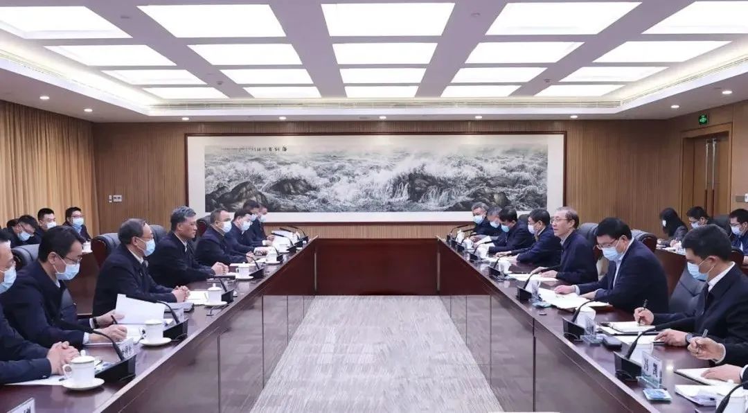 辛保安、張智剛與新疆維吾爾自治區(qū)、新疆生產(chǎn)建設(shè)兵團(tuán)領(lǐng)導(dǎo)會(huì)談