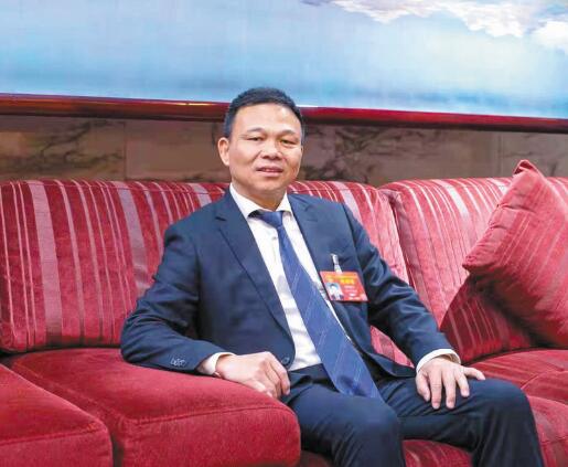 強(qiáng)電網(wǎng)優(yōu)服務(wù) 推動(dòng)城鄉(xiāng)一體化發(fā)展——訪全國(guó)人大代表、奧克斯集團(tuán)有限公司董事長(zhǎng)鄭堅(jiān)江
