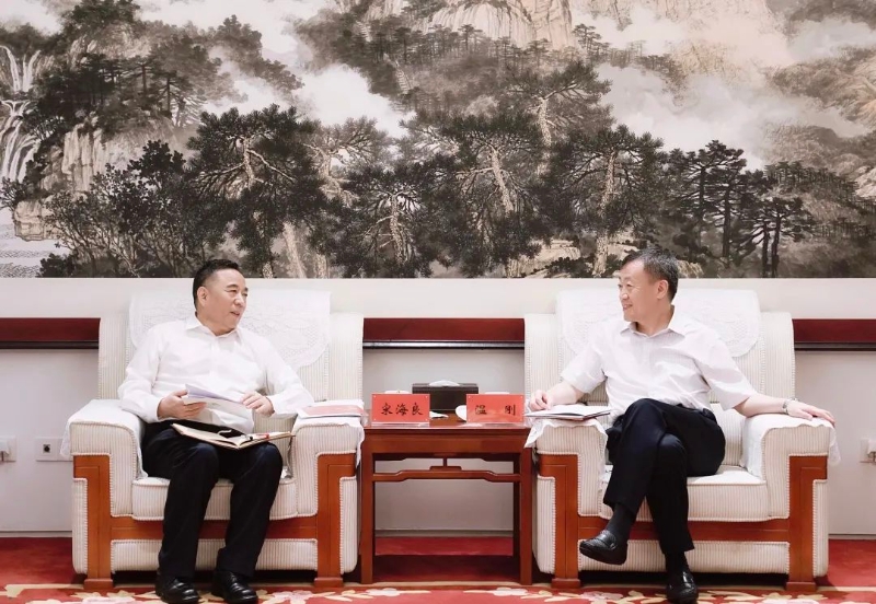 宋海良孫洪水與中國(guó)融通集團(tuán)董事長(zhǎng)溫剛、總經(jīng)理馬正武座談