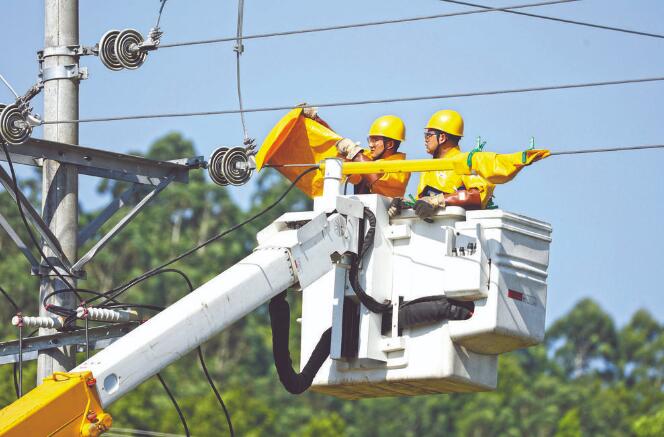 四川廣安：40攝氏度，他們帶電作業(yè)