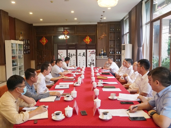中國電建黨委常委、副總經理徐鵬程與海南萬寧市委書記蓋文啟、市長王三防座談