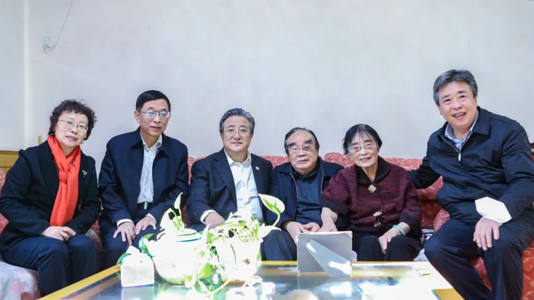 余劍鋒春節(jié)前夕看望慰問核工業(yè)老領(lǐng)導(dǎo)蔣心雄、陳肇博