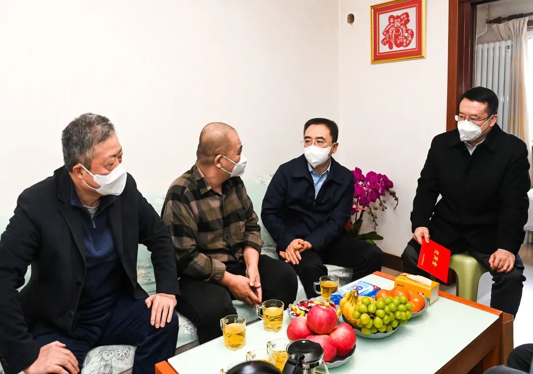 鄒磊、劉明勝走訪慰問退休老領(lǐng)導(dǎo)、勞模遺屬、困難黨員群眾