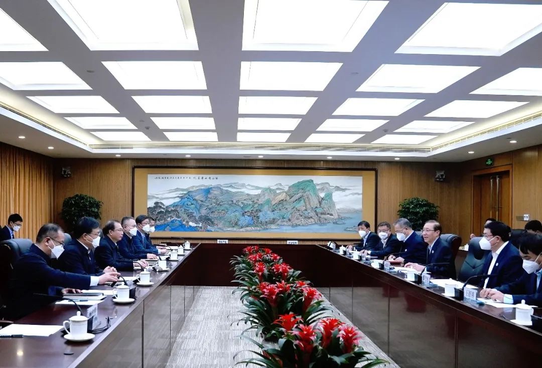華電集團(tuán)董事長(zhǎng)江毅、總經(jīng)理葉向東與國(guó)家電網(wǎng)董事長(zhǎng)辛保安、總經(jīng)理張智剛舉行會(huì)談
