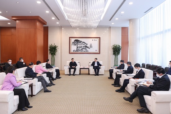 溫樞剛鄧建玲會(huì)見鄂爾多斯市委書記李理、市長(zhǎng)杜匯良