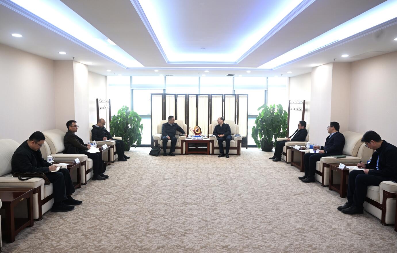 中國電建黨委常委、副總經(jīng)理徐鵬程與西藏開發(fā)投資集團黨委書記、董事長祁騰武會談