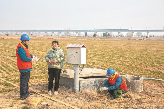 山東省梁山縣：黃河灘區(qū)上，井在地頭，電到井口
