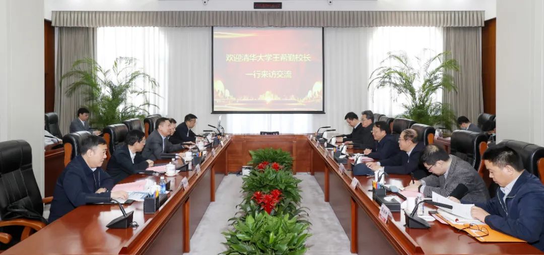 顧軍與清華大學(xué)黨委副書記、校長王希勤會談