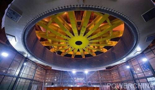 黃河上游在建海拔最高、裝機(jī)容量最大的水電站首臺(tái)機(jī)組定子順利吊裝