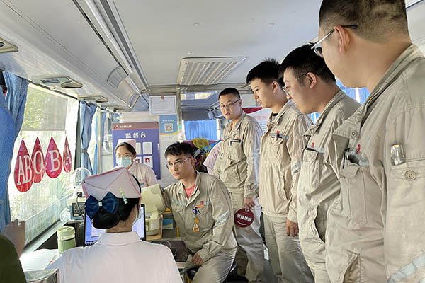 臨汾熱電公司組織“熱血與大愛同流，真情與奉獻(xiàn)同行”無償獻(xiàn)血活動