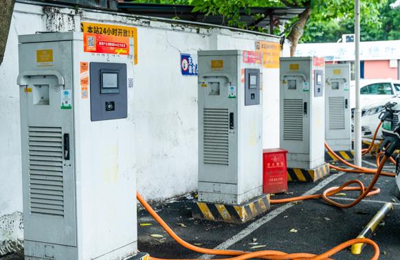 新能源汽車日漸增多，充電樁使用亂象如何管?