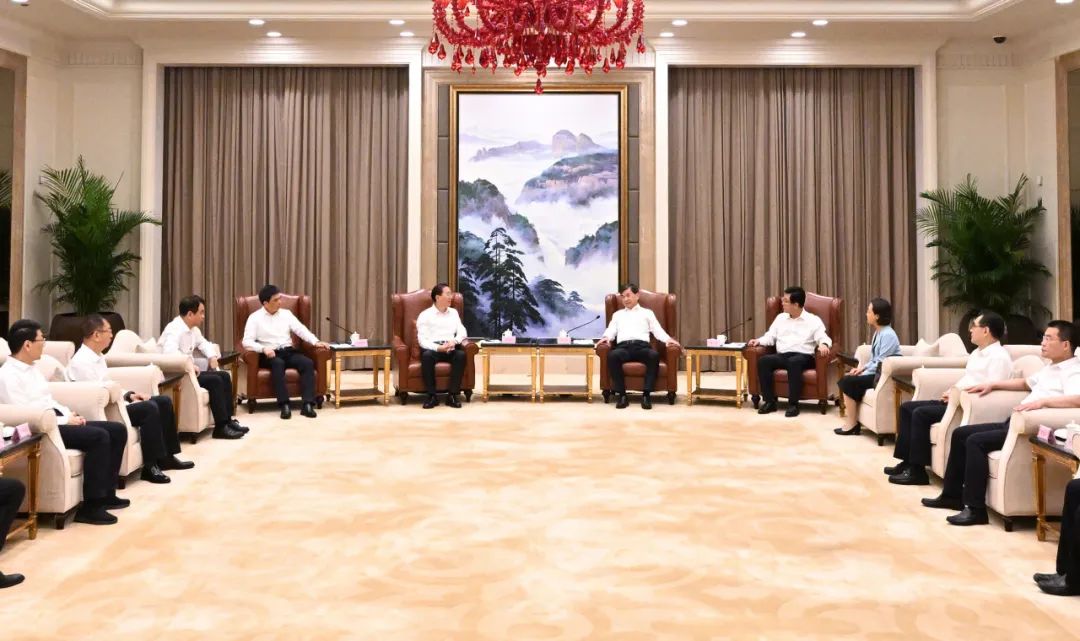 國(guó)家電網(wǎng)公司董事長(zhǎng)、黨組書(shū)辛保安與福建省委書(shū)記周祖翼、省長(zhǎng)趙龍會(huì)談