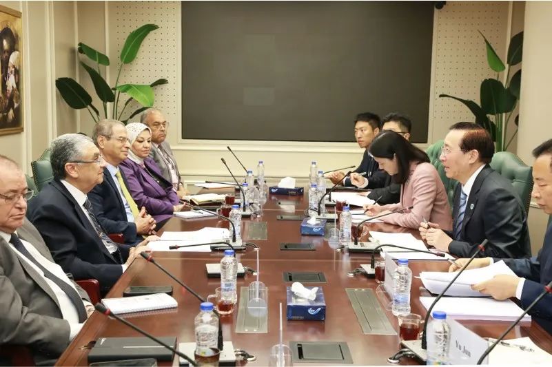 國家電網(wǎng)董事長辛保安與埃及電力部部長沙赫爾、中國駐埃及大使廖力強(qiáng)會(huì)談
