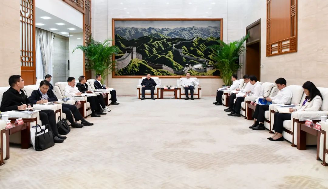 大唐集團有限公司黨組書記、董事長鄒磊與廣西壯族自治區(qū)國資委黨委書記秦如培會談