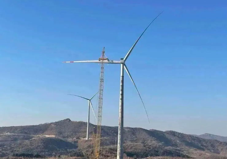 中石化起運(yùn)公司營口風(fēng)電項(xiàng)目首臺(tái)混塔圓滿吊裝！