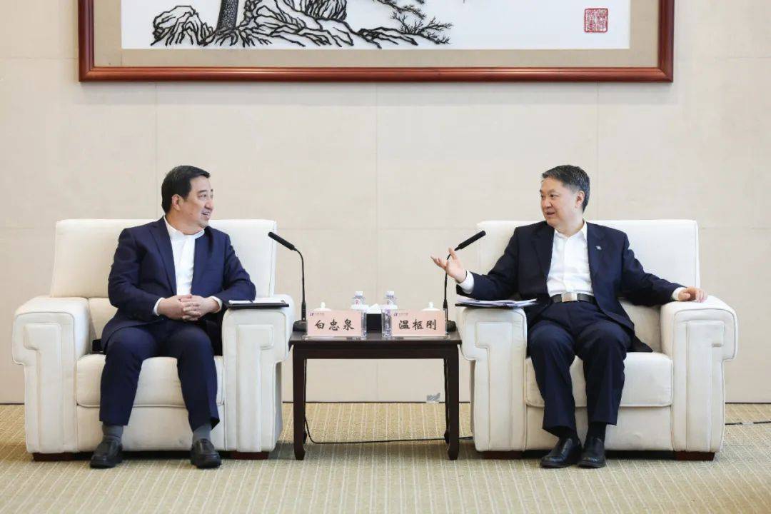 中國電氣裝備董事長白忠泉、總經(jīng)理周群拜訪中國華能董事長溫樞剛