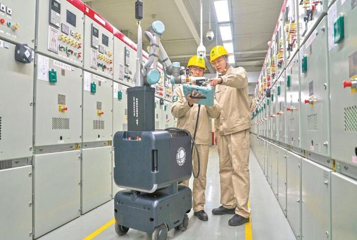 上海浦東供電公司變電站新型仿生機器人“浦?！? width=