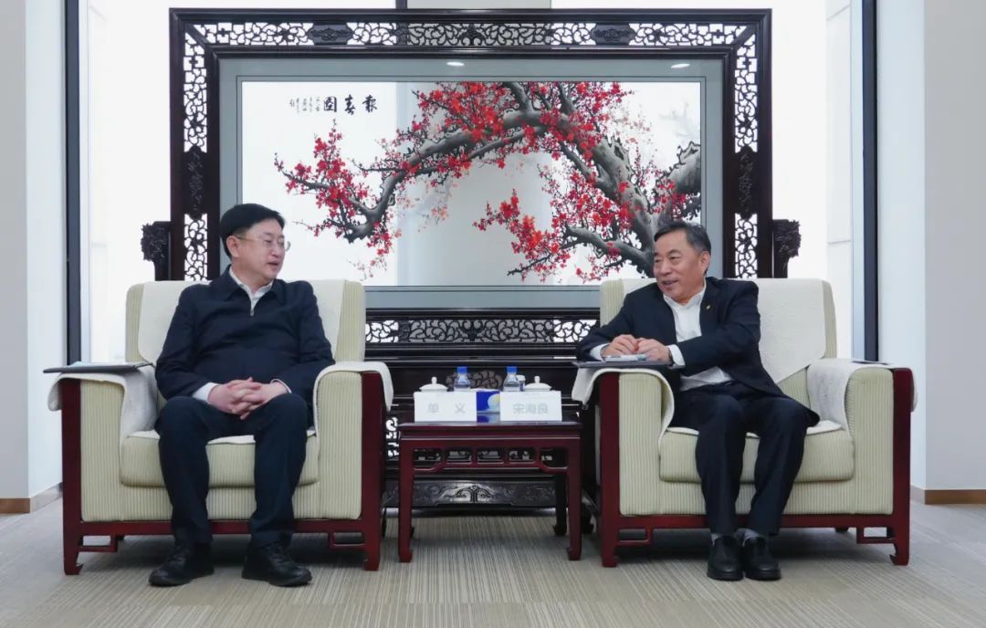 中國(guó)能建黨委書記、董事長(zhǎng)宋海良與遼寧朝陽市委書記單義、市長(zhǎng)老顏武會(huì)談