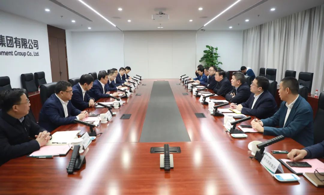 中國電氣裝備黨委書記、董事長白忠泉會見上海市靜安區(qū)委書記于勇