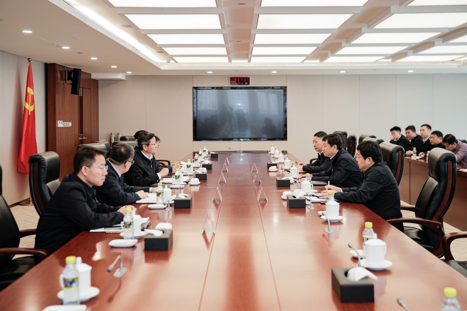 國家能源集團總經(jīng)理、黨組副書記余兵會見衡水市委副書記、市長董曉航