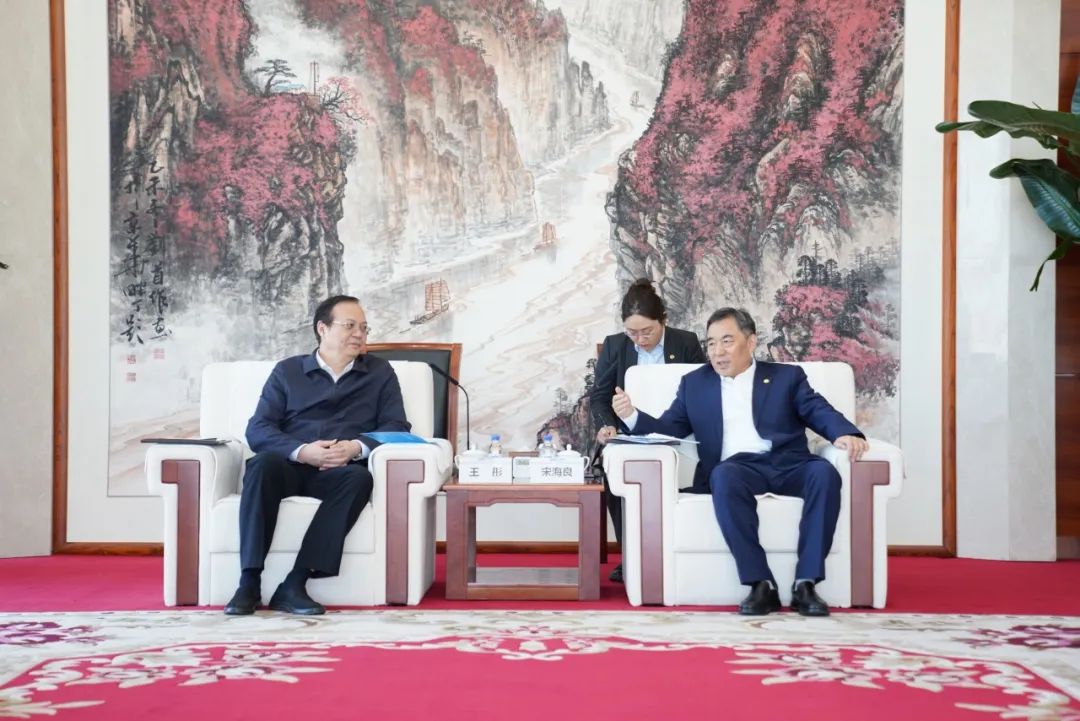 中國能建黨委書記、董事長宋海良與歐洲自然科學(xué)院院士、中國發(fā)展研究院院長王彤會(huì)談