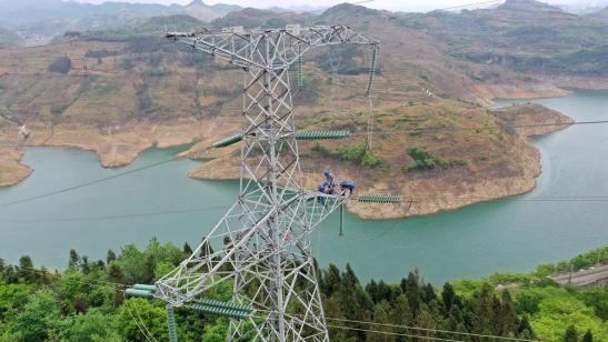 貴州興義供電局高空之上，用責(zé)任守護(hù)安全送去光明