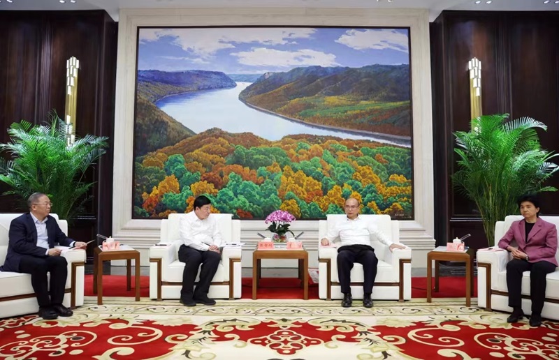 黑龍江省委書(shū)記許勤、省委副書(shū)記梁惠玲會(huì)見(jiàn)國(guó)家電網(wǎng)董事長(zhǎng)張智剛一行