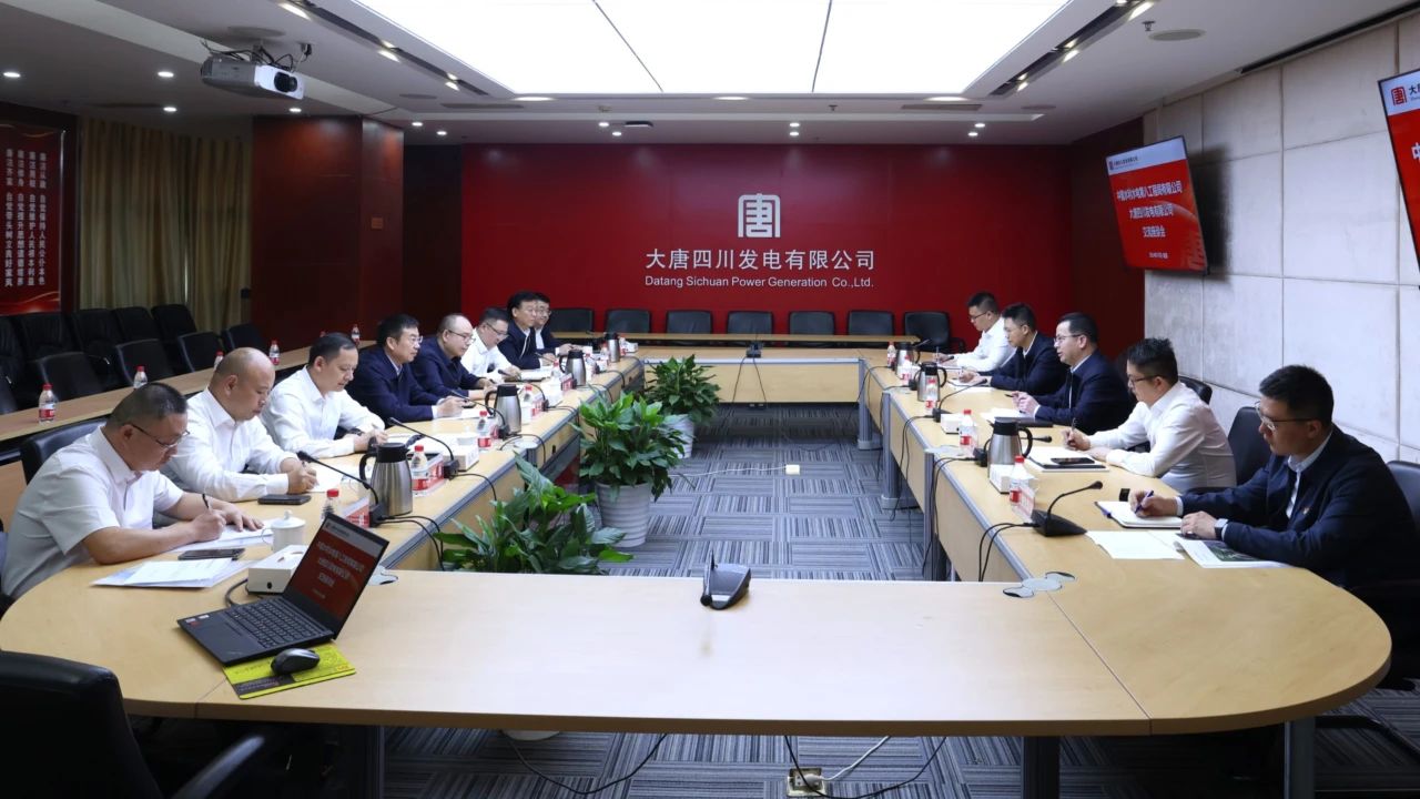 梁華與水電八局黨委書(shū)記、董事長(zhǎng)姜清華會(huì)談