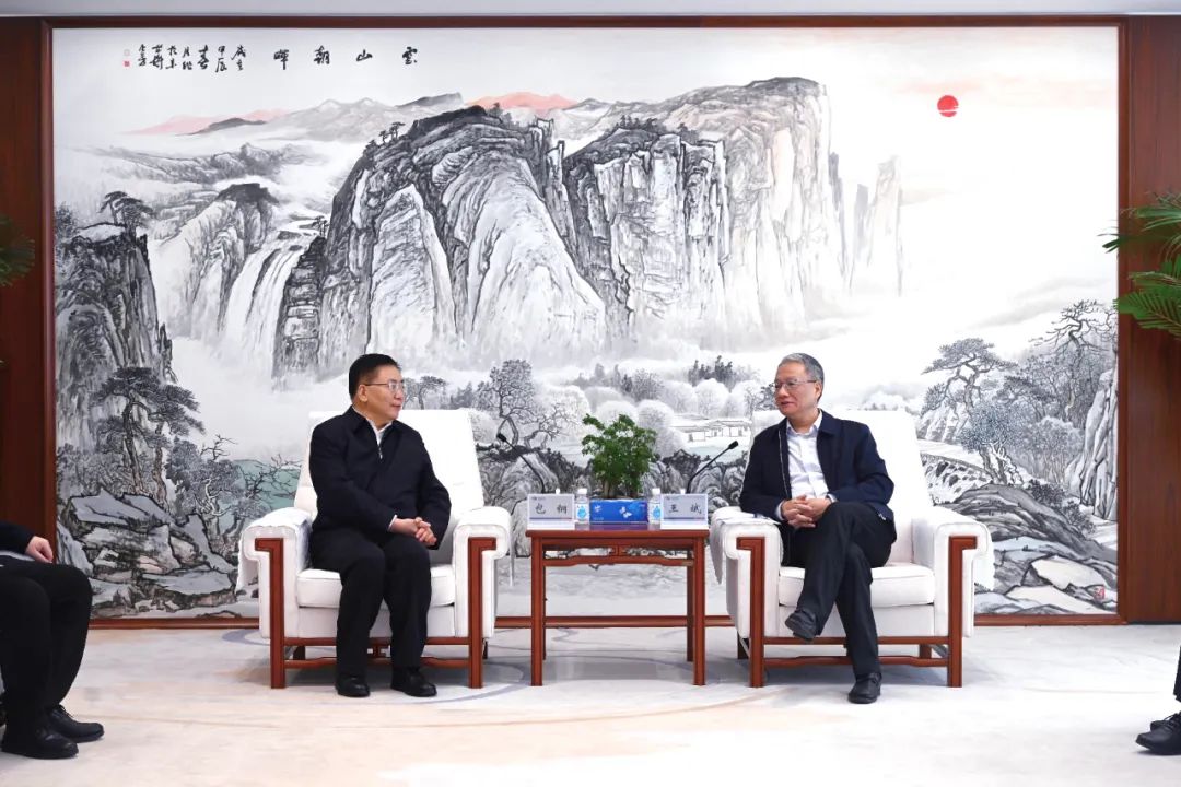 中國(guó)電建黨委副書記、總經(jīng)理王斌與內(nèi)蒙古自治區(qū)黨委常委、呼和浩特市委書記包鋼會(huì)談