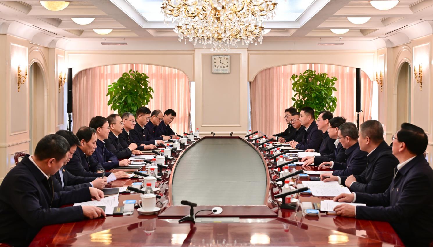 大唐集團(tuán)董事長鄒磊、總經(jīng)理張傳江與中國安能董事長陳奕輝、總經(jīng)理周慶豐會談