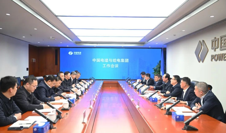 中國(guó)電建黨委書記、董事長(zhǎng)丁焰章與哈電集團(tuán)董事長(zhǎng)曹志安、總經(jīng)理黃偉會(huì)談