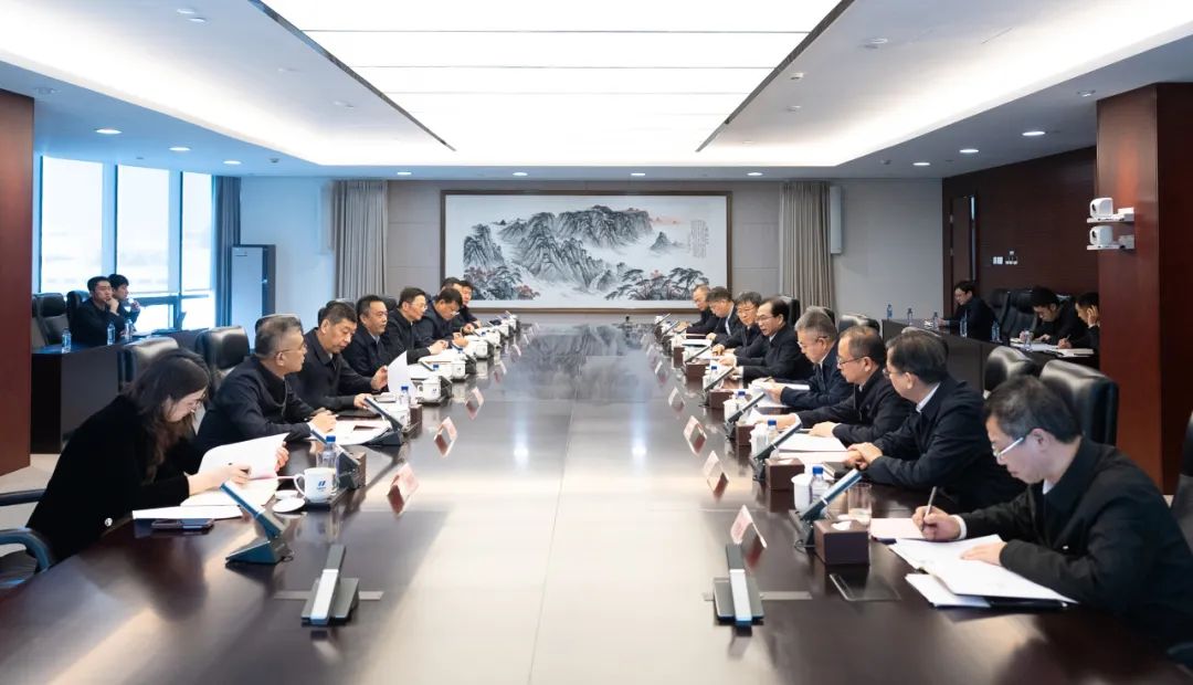 華電集團(tuán)董事長(zhǎng)江毅、總經(jīng)理葉向東與哈電集團(tuán)董事長(zhǎng)曹志安、總經(jīng)理黃偉舉行會(huì)談