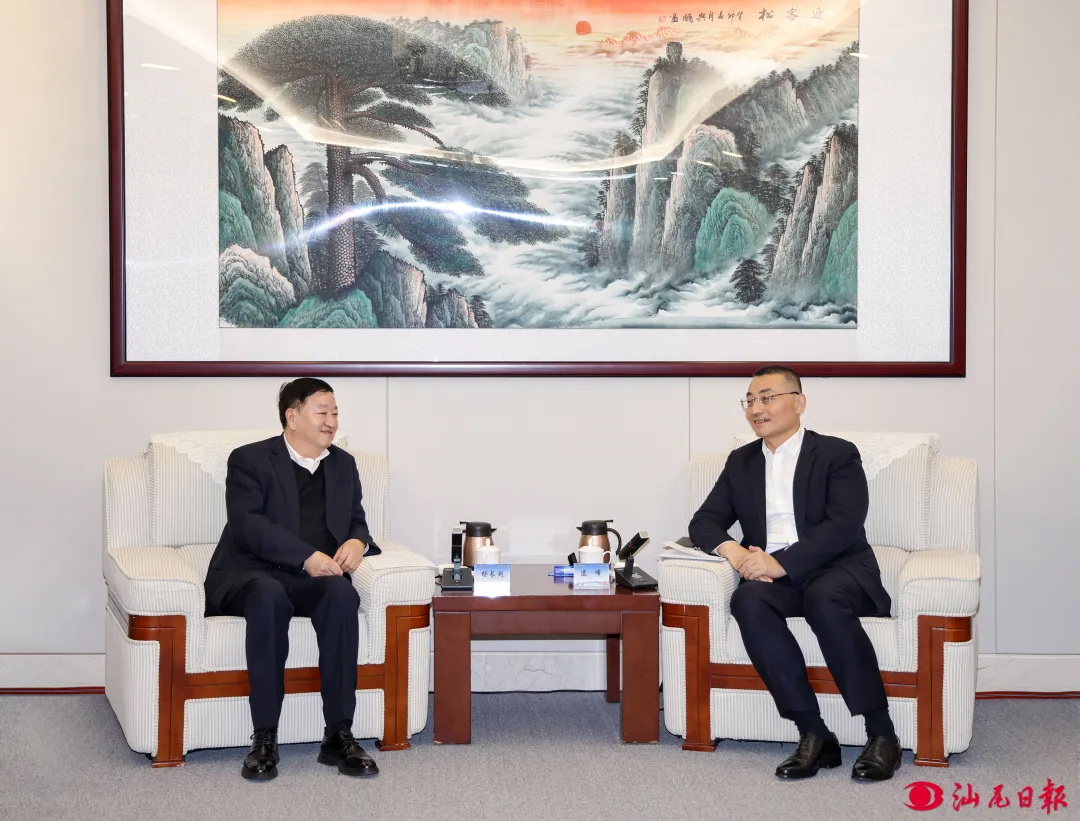 中廣核集團(tuán)黨委書記、董事長楊長利與汕尾市委書記逯峰、市長鄭海濤會(huì)談