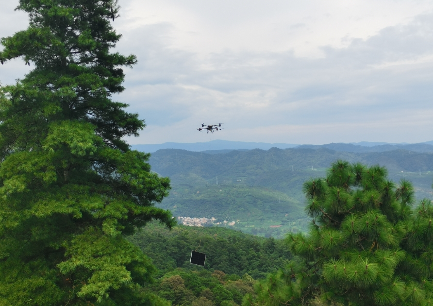 無人機“飛”越陡坡，山地光伏施工提速